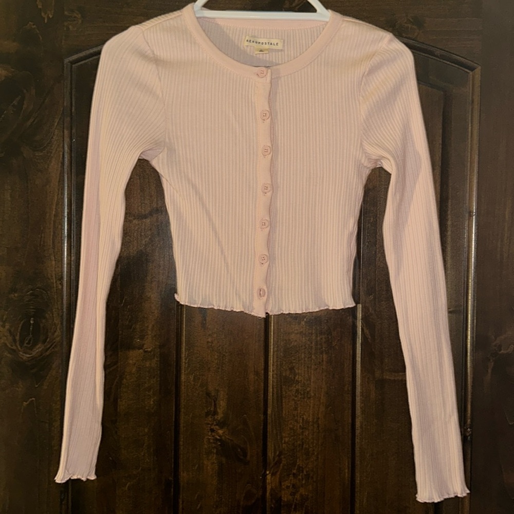 Very cute and comfortable Aeropostale cropped long sleeve.